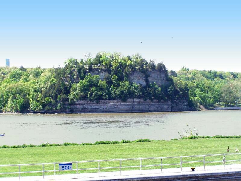 Sandstone canyon and waterfall at Starved Rock State Park, Illinois